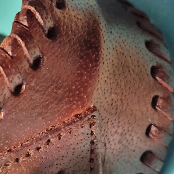 STUNNING LEATHER CUFF BRACELET - Picture 4 of 4